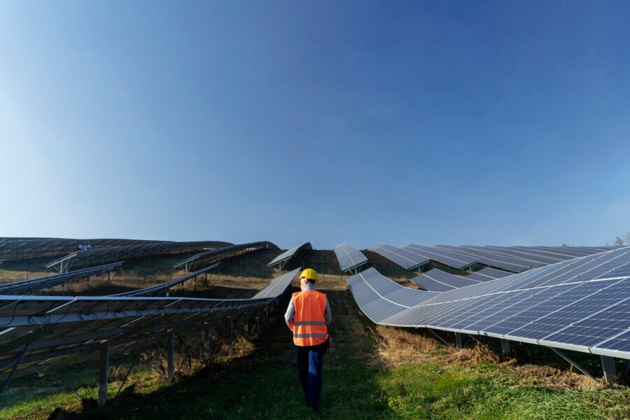 Ilustrasi contoh pembiayaan berkelanjutan untuk pembangunan solar panel (Image by Freepik)