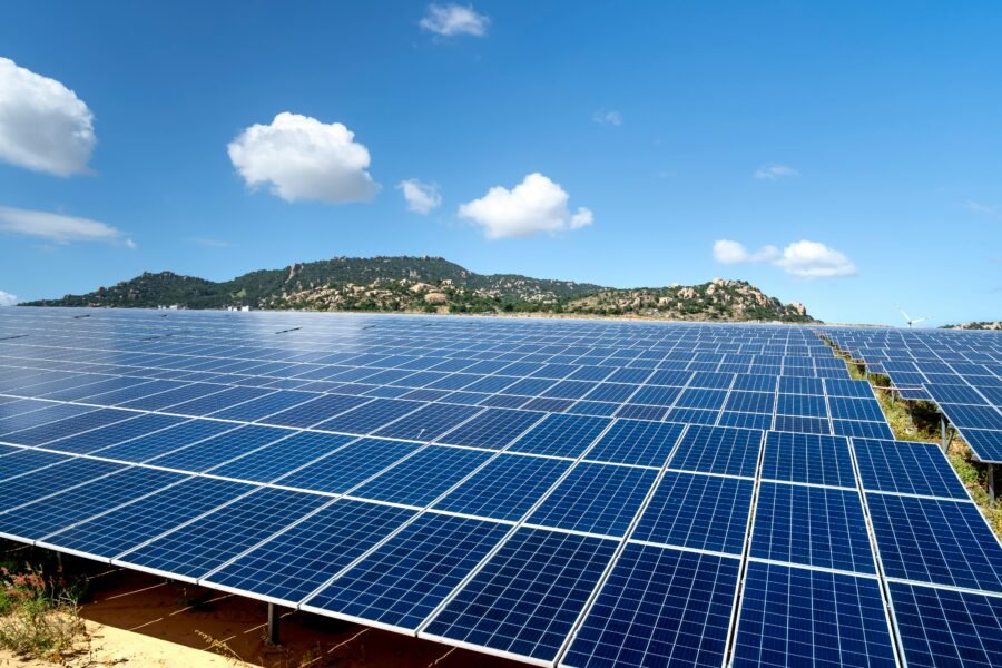 Pemanfaatan solar panel menjadi salah satu bentuk nyata green investment, di mana perusahaan tidak hanya menekan biaya energi, tetapi juga berkontribusi langsung dalam transisi menuju energi bersih dan rendah karbon.