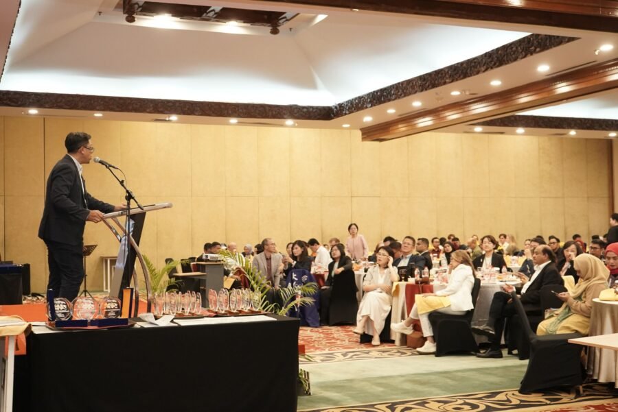 ICSIE 2025 sukses diselenggarakan di Surakarta. Tiga hari konferensi ini mempertemukan akademisi dan inovator dalam mendorong inovasi berkelanjutan global.