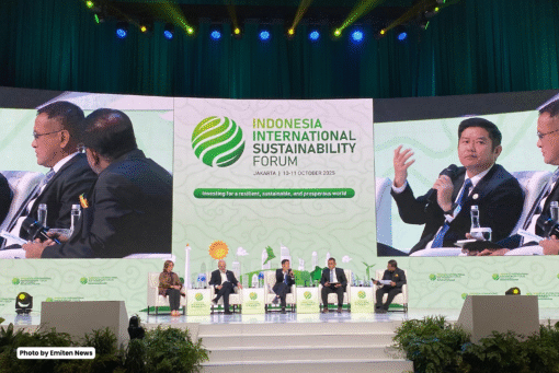 IISF 2025 Tegaskan Kolaborasi Menuju Pertumbuhan Ekonomi Hijau Pembicara IISF 2025 sedang memaparkan strategi kolaborasi pemerintah dan sektor swasta dalam membangun pertumbuhan ekonomi hijau dan corporate sustainability strategy di Indonesia.