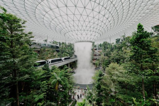 IISF 2025: Kolaborasi Menuju Pertumbuhan Ekonomi Hijau Pembicara IISF 2025 sedang memaparkan strategi kolaborasi pemerintah dan sektor swasta dalam membangun pertumbuhan ekonomi hijau dan corporate sustainability strategy di Indonesia.