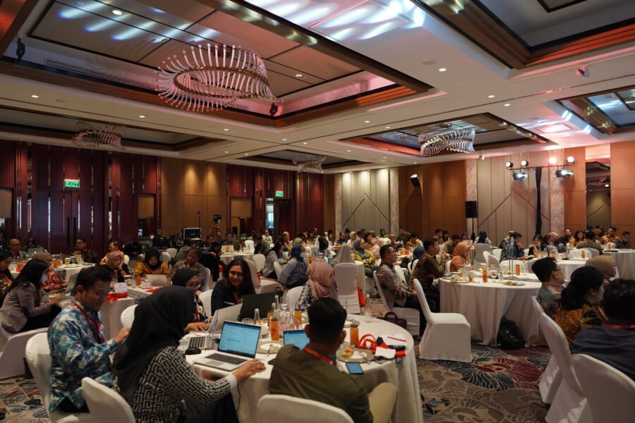 Green Economic Outlook (GEO) 2026 adalah forum diskusi tingkat tinggi mengenai ekonomi hijau, keberlanjutan, ESG, dan tata kelola. Acara ini mempertemukan praktisi industri, regulator, dan pakar internasional untuk bertukar perspektif dan pengalaman terkini. GEO 2026 diselenggarakan oleh Indonesia Corporate Secretary Association (ICSA) bersama Olahkarsa. Diskusi berfokus pada transisi menuju ekonomi rendah karbon serta implikasinya terhadap daya saing nasional. Acara Green Economic Outlook 2026 berlangsung di JS Luwansa, Jakarta, pada 11 Desember 2025. Kegiatan utama meliputi sesi keynote dan tiga thematic session yang membahas ekonomi, ESG, dan GCG.