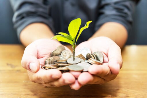 Social Return on Investment (SROI) berbeda dengan hanya menghitung keuntungan finansial karena memperhitungkan stakeholders juga.