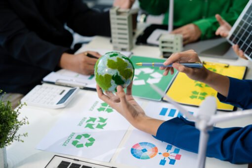 Sustainability Management membantu perusahaan menyeimbangkan tujuan ekonomi, sosial, dan lingkungan secara sistematis.