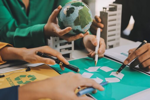 Di era sekarang, banyak investor dan konsumen lebih memilih perusahaan yang memiliki komitmen terhadap sustainability initiative alias inisiatif keberlanjutan.