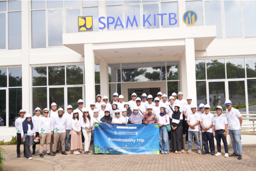 ICS Award 2025 tidak hanya berhenti pada panggung penghargaan elegan. Perjalanan berlanjut melalui Sustainability Trip yang membawa delegasi turun langsung ke Kawasan Industri Terpadu Batang. Para delegasi yang mengikuti sustainability trip berasal dari berbagai perusahaan di Indonesia yang telah mendapatkan penghargaan di Indonesia Corporate Sustainability Award 2025 (28/12). Mereka mengikuti kegiatan trip tersebut di hari ke-2, pada 29 November 2025. Fokus utama dari trip ini sederhana namun kuat, yakni memahami instalasi pengelolaan air bersih (IPA) dan instalasi pengelolaan air limbah (IPAL) di KIT Batang. Kemudian, sustainability trip diakhiri dengan Batang Cultural Experience.