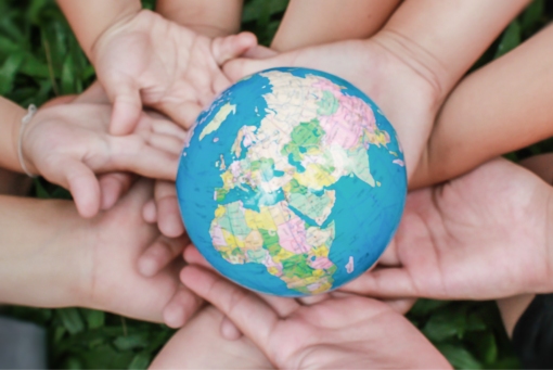 Selama tahun 2025, lanskap regulasi keberlanjutan di Indonesia dan global mengalami eskalasi yang semakin tegas. Paradigmanya bergeser dari kepatuhan administratif menuju pengelolaan lingkungan, sosial, dan iklim berbasis kinerja, bukti, dan keterukuran.