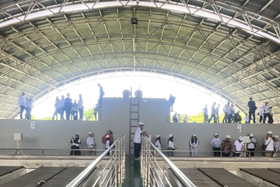 Instalasi Pengolahan Air atau IPA menjadi tulang punggung pasokan air bersih kawasan industri di KIT Batang. Di sinilah delegasi Sustainability Trip untuk memahami bahwa air bersih adalah prasyarat investasi berkelanjutan bagi sebuah industri.