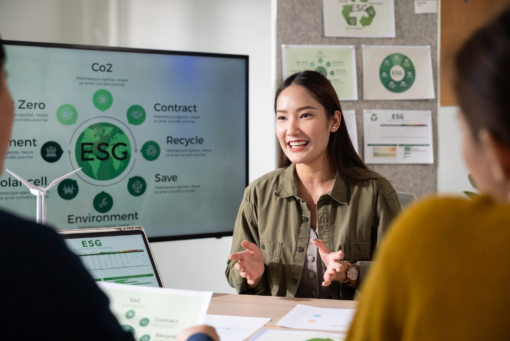 Peta risiko bergerak lebih cepat, regulasi berkembang dinamis, dan pelaku pasar, baik buyer, investor, maupun lembaga keuangan, menjadi semakin selektif dalam menilai perusahaan. Di tengah kondisi ini, ESG rating tidak lagi diposisikan sebagai aktivitas kepatuhan semata, melainkan sebagai strategi bisnis untuk membuka akses pasar dan pendanaan.