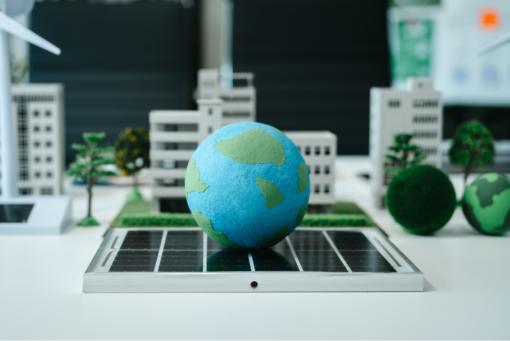 Memasuki tahun 2025, lanskap regulasi keberlanjutan di Indonesia dan global mengalami eskalasi signifikan. Paradigma kebijakan bergeser dari pendekatan kepatuhan administratif menuju pengelolaan isu lingkungan, sosial, dan iklim yang berbasis kinerja, bukti, dan keterukuran.