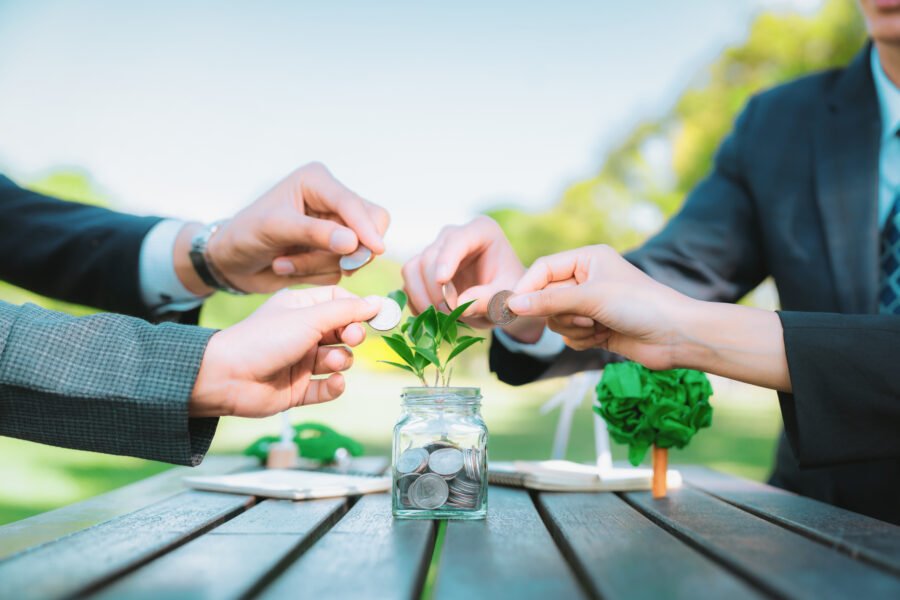 Social Return on Investment atau SROI menjadi metode yang semakin relevan, terutama bagi perusahaan yang ingin memastikan bahwa sustainability initiative mereka benar-benar menghasilkan nilai terukur dan berkelanjutan.